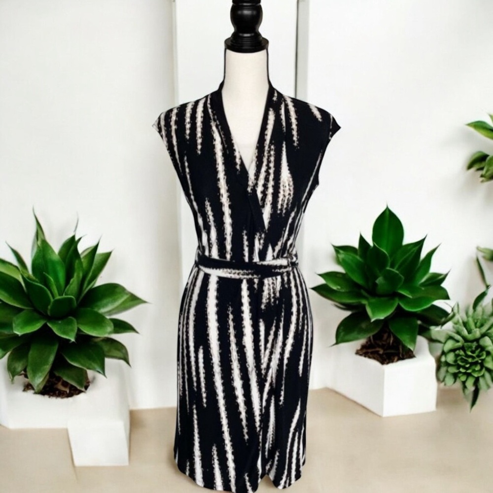 Dana Buchman stylish belted criss cross front v-neck dress tunic
